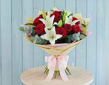 Букет цветов из:  Лилии и Розы в Луге