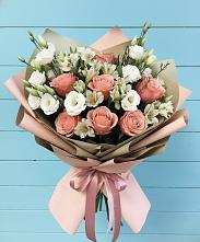 Букет цветов из:  Розы, Альстромерии и Лизиантусы в Луге