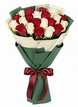 Букет Микс из красных и белых роз в Луге