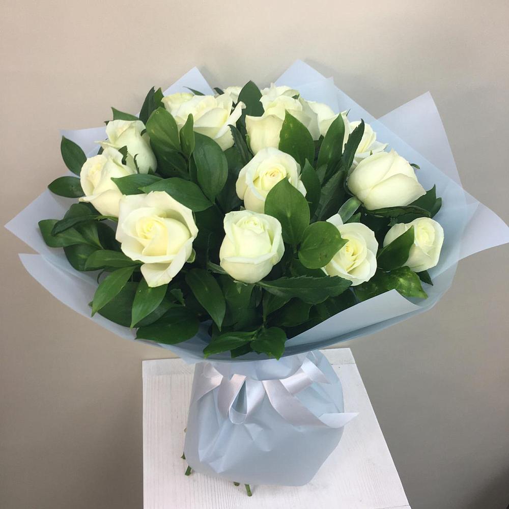 Букет 15 Белых роз Проуд в Луге