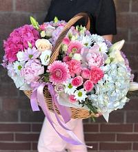 Композиция солнечный день в Луге Цветочная композиция из Розы, Хризантемы, Пионы и Лизиантусы в корзине в Луге
