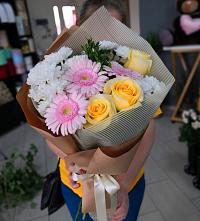 Букет цветов из:  Герберы, Розы и Хризантемы в Луге