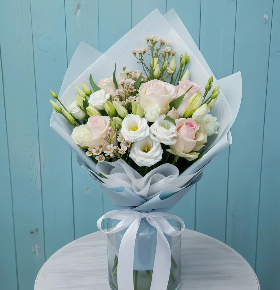 Букет цветов из: Розы и Лизиантусы в Луге