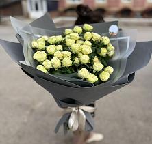 Букет Белые кустовые розы Солинеро в Луге
