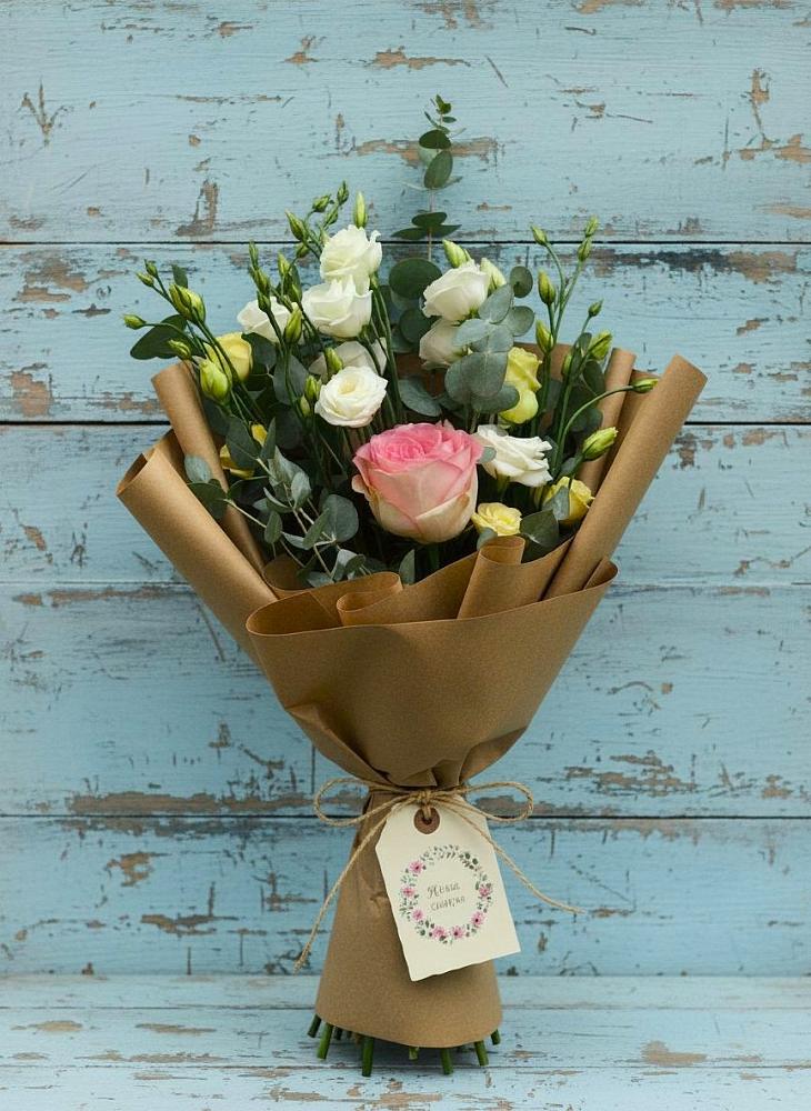 Букет цветов из: Розы и Лизиантусы в Луге