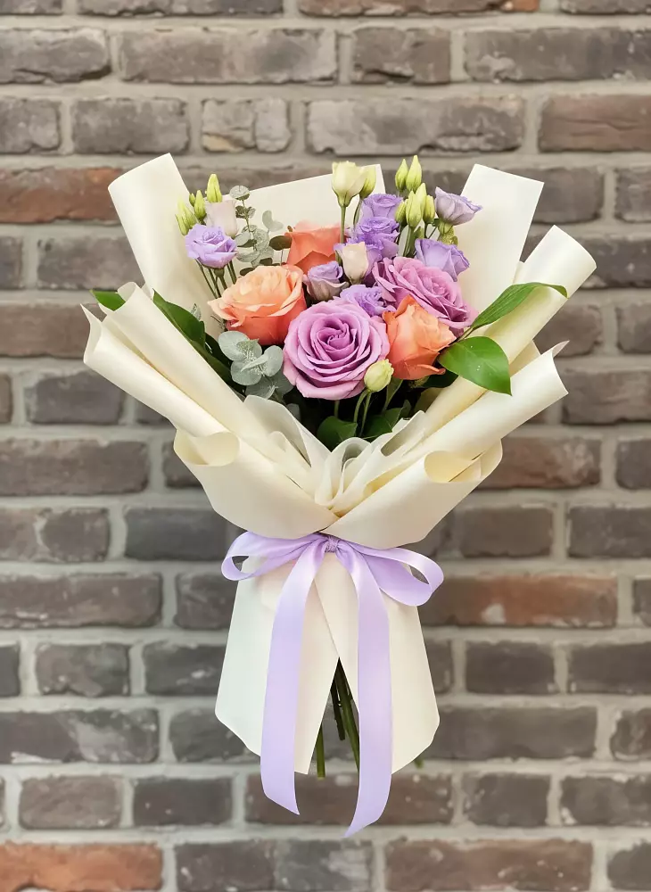 Букет цветов из: Лизиантусы и Розы в Луге