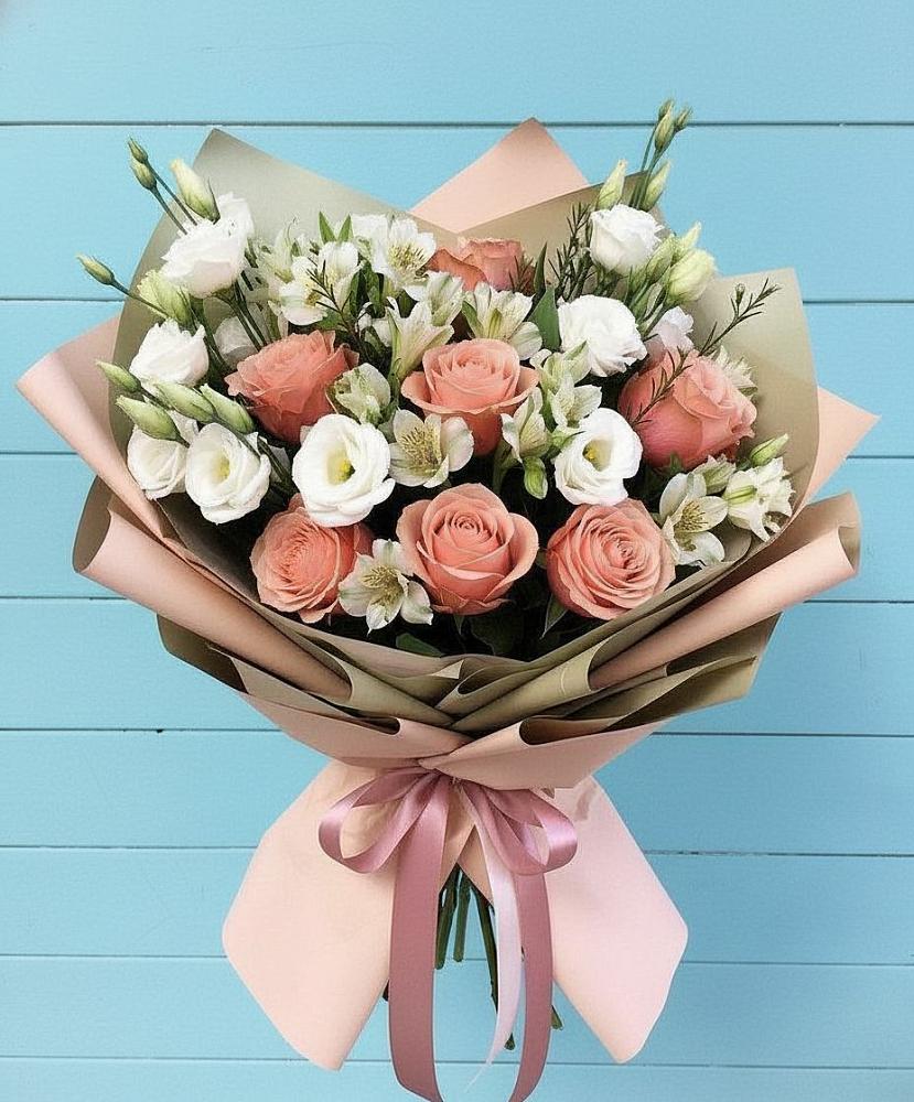 Букет цветов из: Розы, Альстромерии и Лизиантусы в Луге