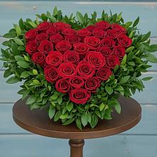 Цветочная композиция из Розы в виде сердца в Луге