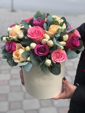 Цветочная композиция из Розы в шляпной коробке в Луге