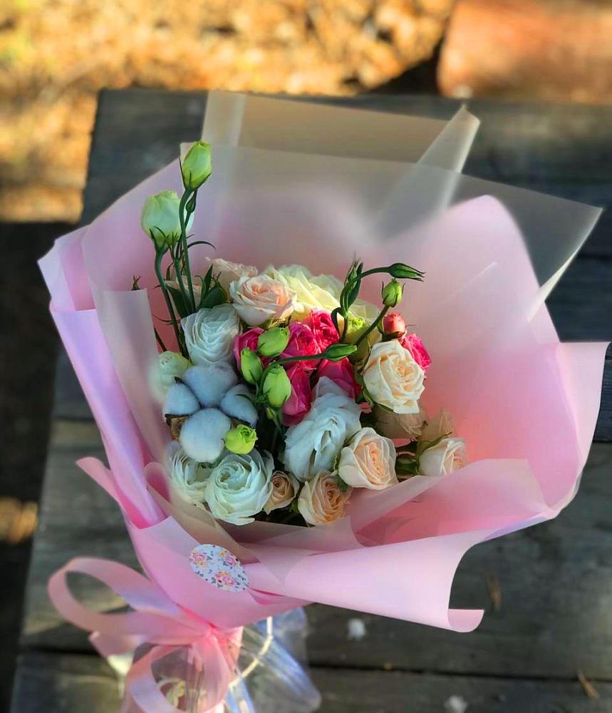 Букет цветов из: Розы и Лизиантусы в Луге