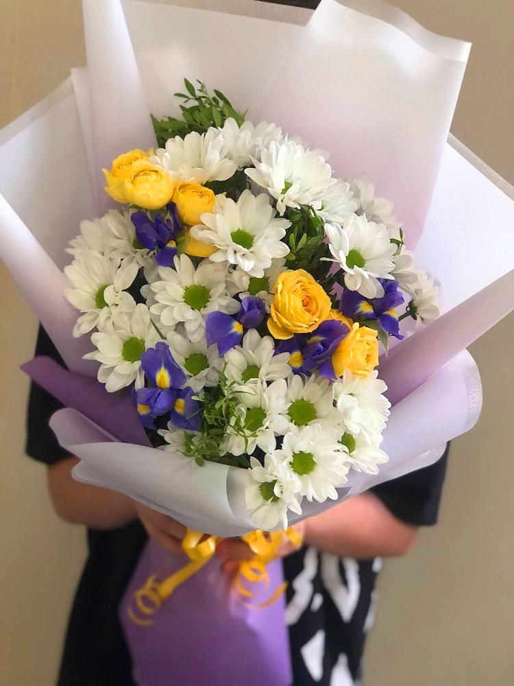 Букет цветов из: Ирисы, Хризантемы и Розы в Луге