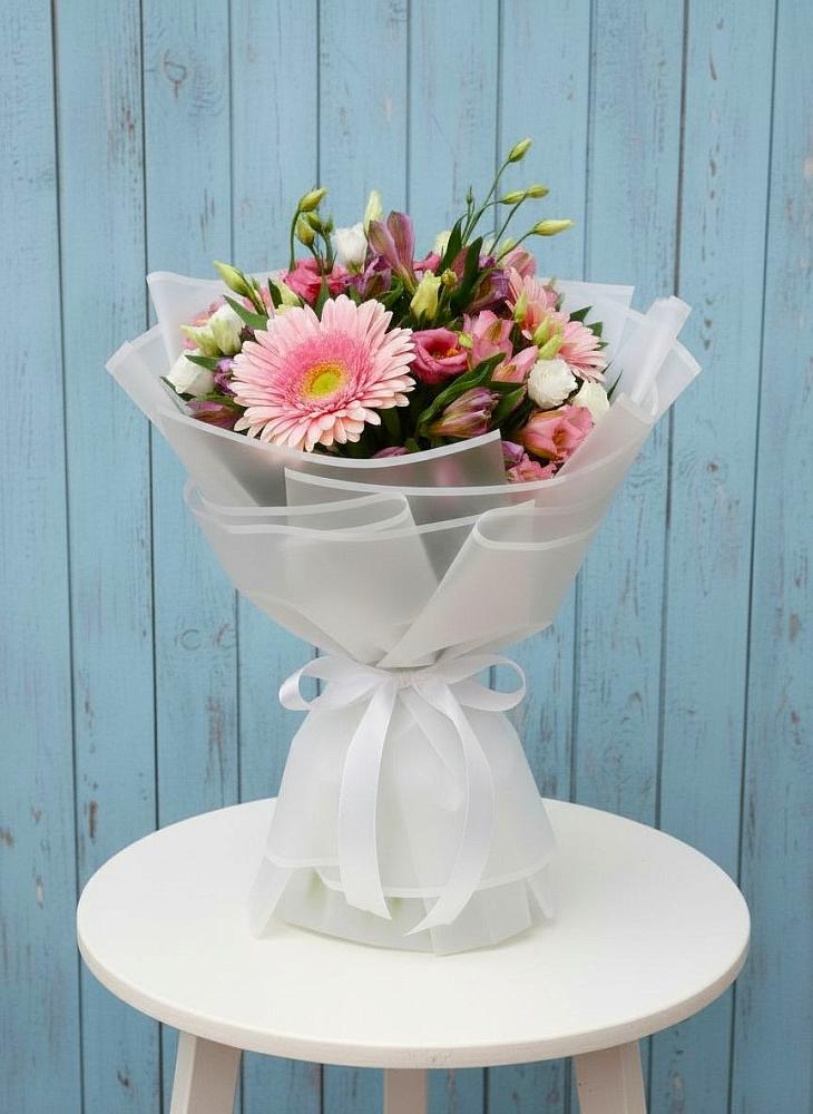 Букет цветов из: Герберы, Альстромерии и Лизиантусы в Луге