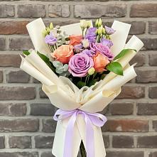 Букет цветов из:  Лизиантусы и Розы в Луге
