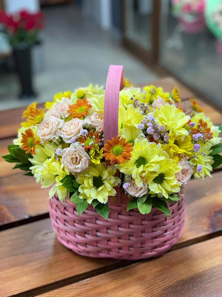Цветочная композиция из Хризантемы и Розы в корзине в Луге