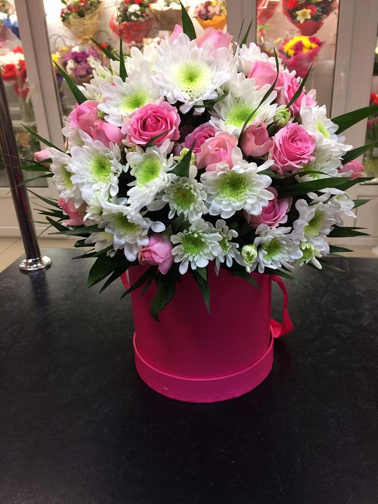 Цветочная композиция из Розы и Хризантемы в шляпной коробке в Луге