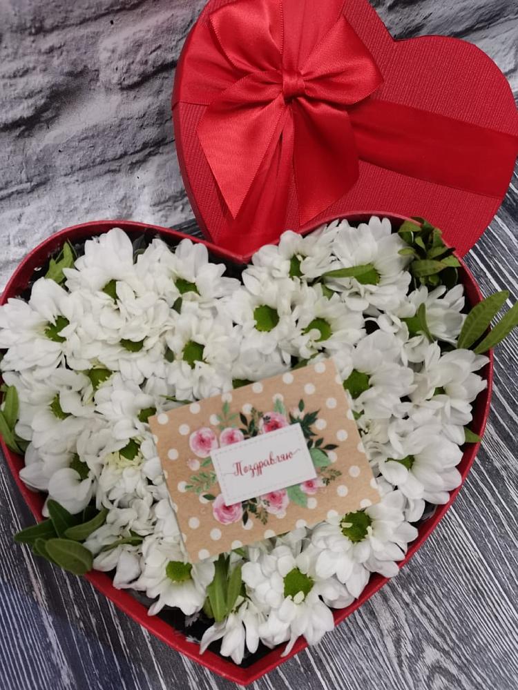 Цветочная композиция из Хризантемы в виде сердца в Луге
