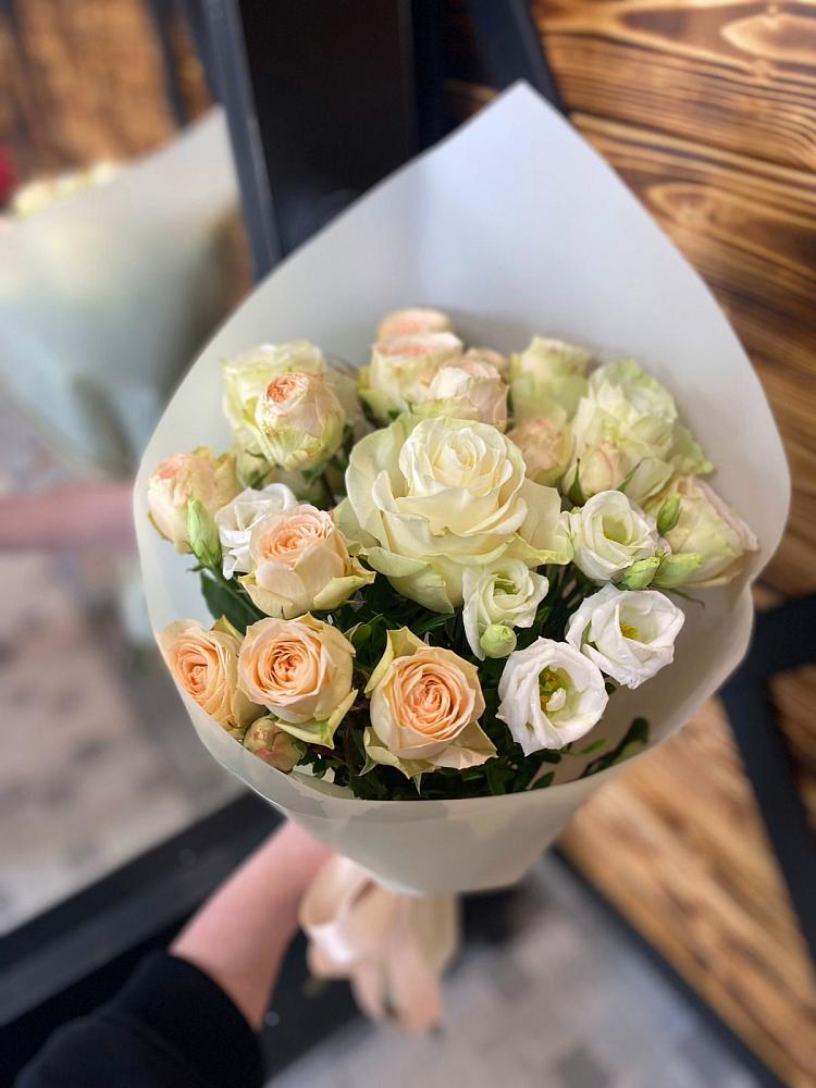 Букет цветов из: Розы и Лизиантусы в Луге