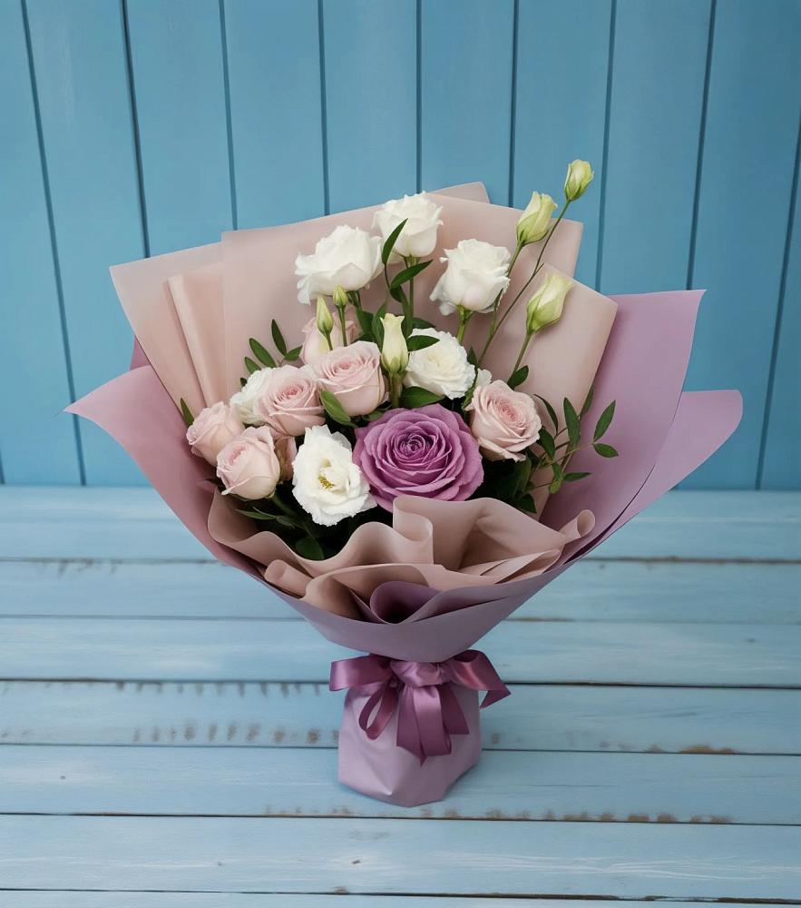 Букет цветов из: Розы и Лизиантусы в Луге